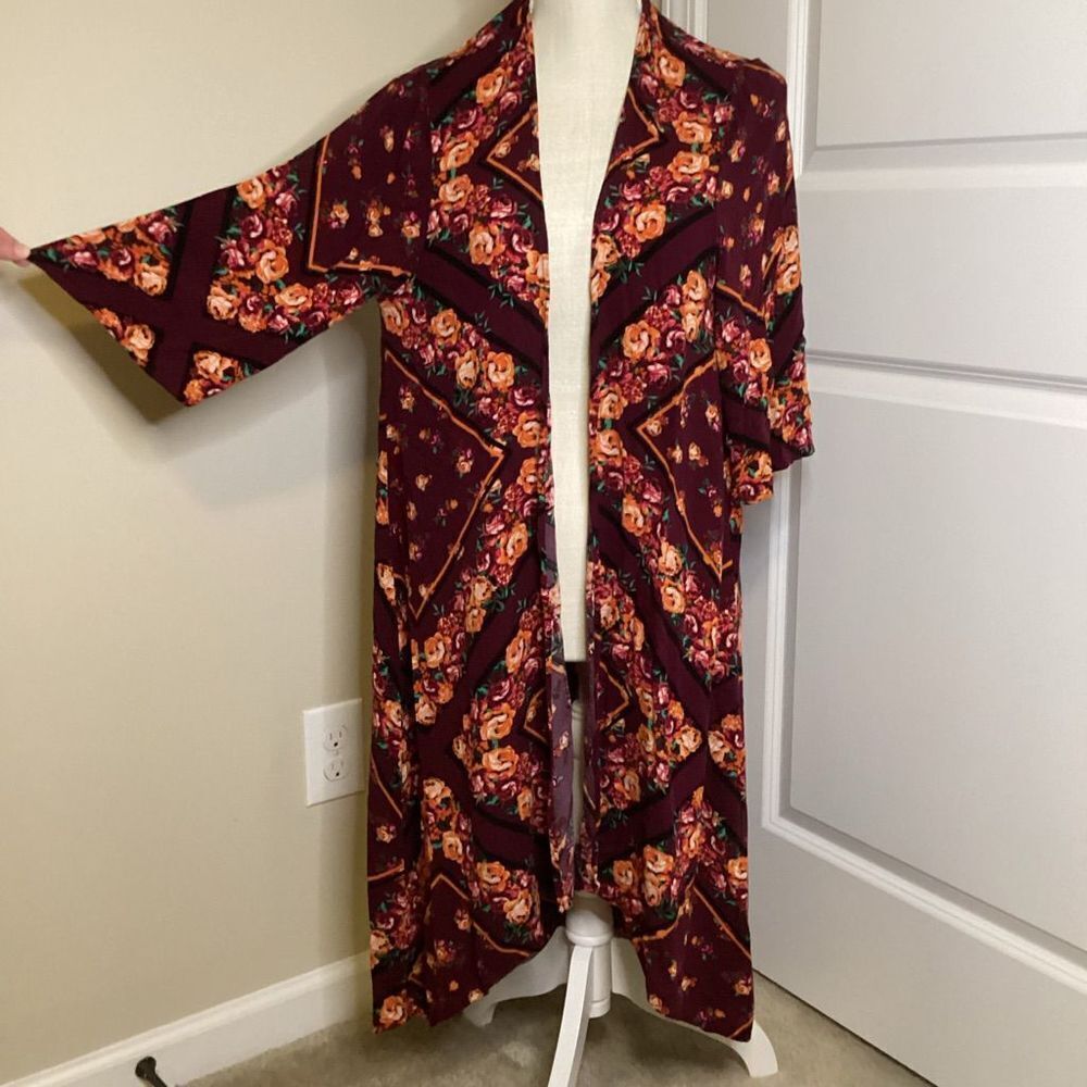 EUC Ladies Torrid Floral Kimono‎